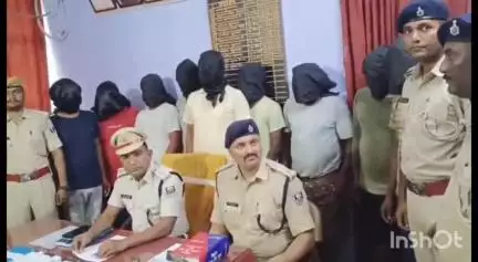 वारिसलीगंज: वारिसलीगंज के बाघी फिल्ड में पुलिस ने छापेमारी कर 9 साइबर ठगों को किया गिरफ्तार, लोन दिलाने के नाम पर कर रहे थे ठगी