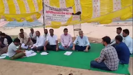 नागौर: नागौर के पशु मेलों को बचाने और ट्रकों व बैलों को छुड़ाने के लिए धरना जारी, नागौर के नेताओं ने साधी चुप्पी