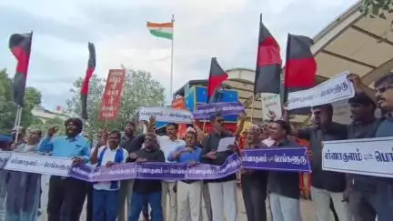 கோவை தெற்கு: எர்ணாகுளம்- பெங்களூர் இண்டர்சிட்டி ரயிலில் தமிழில் பெயர் பலகை இல்லை ரயில் நிலையம் முன்பு த பெ தி க போராட்டம்