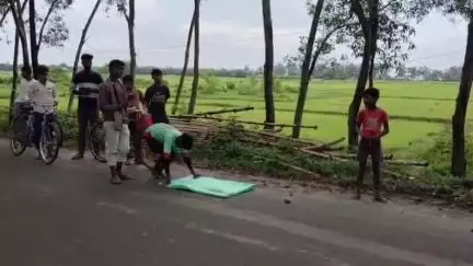 ভাতার: গণ্ডিকেটে ভাতারের সেরুয়া গ্রাম থেকে কেরালার আদিযোগি মন্দির যাবে এক যুবক। 
যাত্রা শুরু করলো বুধবার