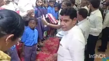 धमतरी: धमतरी के बठेना वार्ड स्थित पीएम श्री स्कूल में आयोजित जिला स्तरीय प्रवेश उत्सव कार्यक्रम में प्रभारी मंत्री शामिल हुए