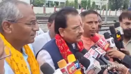 लालकुऑ: लालकुआं-झांसी साप्ताहिक ट्रेन को हरी झंडी दिखाई गई