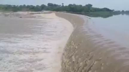 झांसी: माताटीला और पारीछा बांध से छोड़ा गया पानी, बेतवा नदी का जलस्तर लगातार बढ़ा, प्रशासन अलर्ट पर