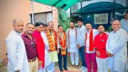 ब्यावरा: हाईवे ट्रीट पर भाजपा कार्यकर्ताओं ने भाजपा नेता विकास विरानी और अंशुल तिवारी का किया भव्य स्वागत