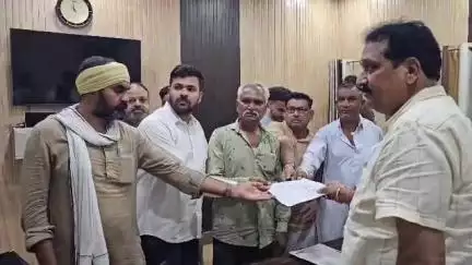 हनुमानगढ़: जंक्शन के वार्ड नंबर 48 में पेयजल सप्लाई सुचारू करने के लिए नलकूप लगवाने की मांग, वार्डवासियों ने एसई से की मुलाकात