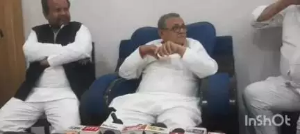 बलिया: पीडब्ल्यूडी डाकबंगला में प्रेसवार्ता में सपा सांसद सनातन पांडेय ने रेलवे किराया वृद्धि और पूंजीपतियों पर दिया बड़ा बयान