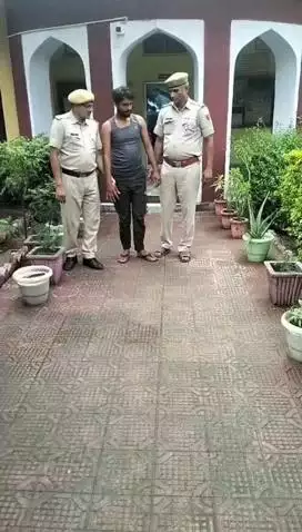 विराटनगर थाना पुलिस ने सोशल मीडिया पर हथियार के साथ फोटो अपलोड करने के मामले में एक व्यक्ति को गिरफ्तार किया
