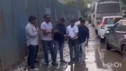 पालघर: खड्ड्यांचा वाढदिवस साजरा करत केक कापून विरार- नारंगीफाटा येथे रस्त्याच्या दुरावस्थेविरोधात करण्यात आले अनोखे आंदोलन
