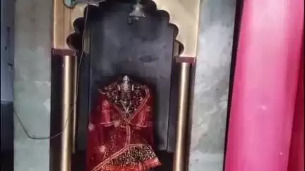 धनौरा: गजरौला के कुमराला में स्थित सिद्ध पीठ शिव मंदिर में जल अभिषेक करने भक्त पहुंचते हैं