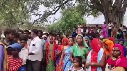 खागा: महावतपुर असहट में पुरानी जगह से बांदा को जोड़ने वाली सड़क बनाने पर हंगामा, PWD से चिंहित स्थान से सड़क बनाने की मांग