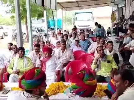 निवाई: वनस्थली कांग्रेस मंडल की बैठक वनस्थली मोड पर एक निजी फार्म हाउस में आयोजित की गई