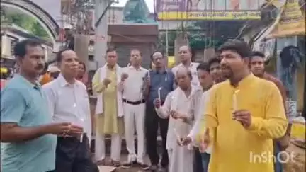 नवादा: प्रजातंत्र चौक के पास लोक नायक जेपी की प्रतिमा के पास कैंडल जलाकर दी गई श्रद्धांजलि