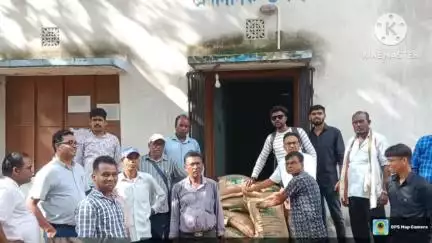 পুরুলিয়া ২: হাতুয়াড়া অফিসে এলাকার চাষীদের উন্নতমানের ধান বীজ ও ফলের চারা তুলে দিল পুরুলিয়া ২ ব্লক কৃষি দপ্তর, উপস্থিত ADA