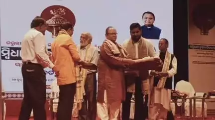 କଣ୍ଟାମାଳ: ଭୁବନେଶ୍ବର ରେଳ ଅଡ଼ିଟୋରିଅମ ଠାରେ ବୌଦ୍ଧର ଦୁଇ ଗଣତନ୍ତ୍ର ସେନାନୀ ସମ୍ବର୍ଦ୍ଧିତ