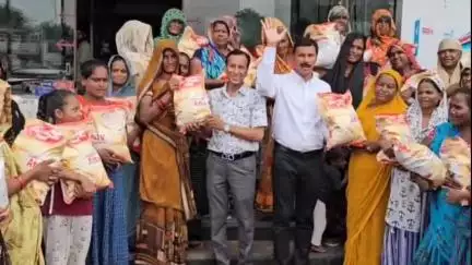 भीलवाड़ा: राजस्थान जन मंच ने काशीपुरी में झुग्गी झोपड़ी और कच्चे मकानों में रहने वाले 90 परिवारों को आटे के कट्टे वितरित किए
