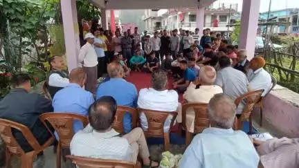 लोहाघाट: रायनगर चौड़ी में मां भगवती मंदिर में लगने वाले देवीदार मेले को लेकर आयोजित की गई बैठक