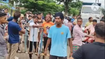 খানাকুল ১: 7-8 বছর ধরে বেহাল গ্রামের মূল রাস্তা মেরামতের দাবিতে সালেপুরে রাজ্য সড়ক অবরোধ করে বিক্ষোভ গ্রামবাসীদের #jansamasya