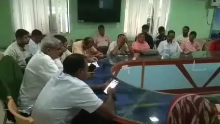 কেশপুর: পরিত্যক্ত প্লাস্টিক দিয়ে কেশপুরে তৈরি হবে রাস্তা, প্রধানদের নিয়ে বৈঠক বিডিও অফিসে