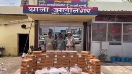 मुगलसराय: न्यू गंजख्वाजा रेलवे स्टेशन के पास से एक शराब तस्कर गिरफ्तार, लगभग ₹9 लाख की अवैध शराब बरामद