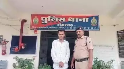 राजनांदगांव: धारदार बटनची चाकू के साथ सोशल मीडिया पर फोटो पोस्ट करने वाले पर डोंगरगढ़ थाना पुलिस ने की कार्रवाई