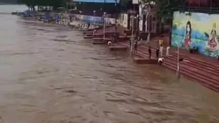 मंडला: ज़िले में लगातार बारिश से माहिष्मती घाट पर नर्मदा नदी का जलस्तर बढ़ा, बीते 24 घंटे में 162 मिमी बारिश हुई दर्ज