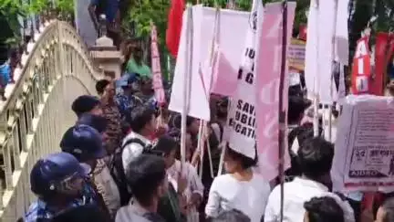 কোচবিহার ১: কোচবিহার জেলাশাসক দপ্তরের সামনে বিক্ষোভ AIDSO-র, উপস্থিত রাজ্য সম্পাদক