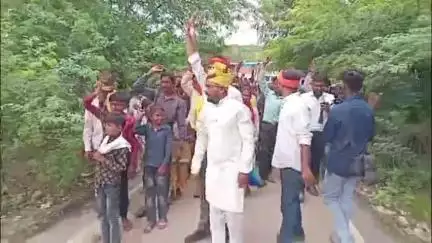 दमोह: देवडोंगरा में दबंगों द्वारा आदिवासियों की जमीन पर कब्जे के विरोध में प्रदर्शन कर कलेक्टर को सौंपा ज्ञापन #Jansamasya