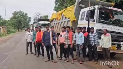 भानुप्रतापपुर: रावघाट रेलवे प्रभावित किसानों ने लौह अयस्क से भरे ट्रकों को भानुप्रतापपुर में रोका#jansamasya