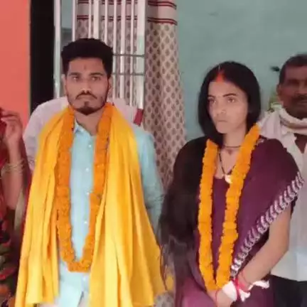 चुनार: घर से भागे प्रेमी युगल की चुनार थाने में मंदिर में करवाई गई शादी, फोटो हुआ वायरल