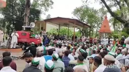 बेहट: फतेहपुर थाना प्रांगण में किसानों ने दिया धरना, टोल कर्मियों पर अभद्रता का आरोप लगाया