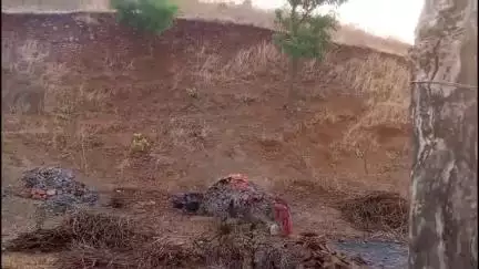 मनोहरथाना: कावरिया खेडी में झगड़ा प्रथा राशि विवाद को लेकर 8-10 ग्रामीणों ने कंडों के ढेर में आग लगाई