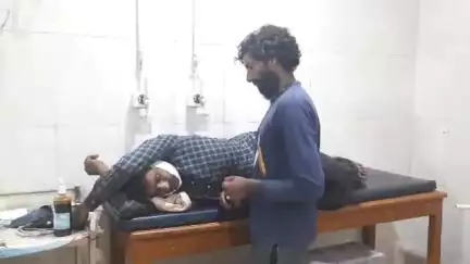 मुरैना नगर: बदरपुरा गांव में जामुन तोड़ते समय पेड़ से नीचे गिरा युवक, गले में लकड़ी धंसने से गंभीर रूप से हुआ घायल
