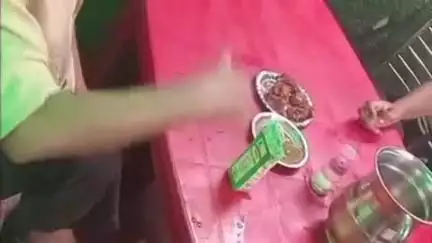 खुर्जा: नेहरूपुर चुंगी पर बिना लाइसेंस अवैध तरीके से पिलाई जा रही शराब, वीडियो सोशल मीडिया पर हुआ वायरल
