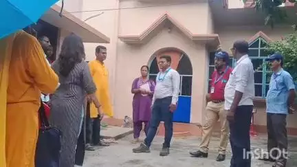 পান্ডুয়া: পান্ডুয়া তেতেরপারে  শিশুকে ভ্যাকসিন না নেওয়ানোর অভিযোগে একটি বাড়িতে হাজির হলেন 'হু'এর অধিকারীকরা