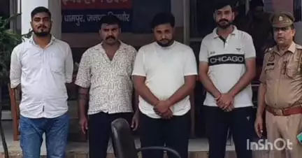 धामपुर: गांव उदुपुरा के जंगल से मिट्टी का कारोबार करने वाले 4 हथियारबंद लोगों को ट्रैक्टर ट्रालियों को कवर करते समय पकड़ा गया
