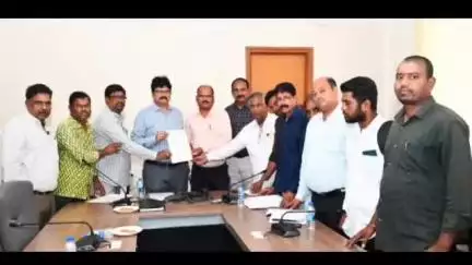 భువనగిరి: జర్నలిస్టు పై దాడి చేసిన వారిని కఠినంగా శిక్షించాలని జిల్లా కలెక్టర్కు వినతి పత్రం అందజేసిన జిల్లా జర్నలిస్టులు