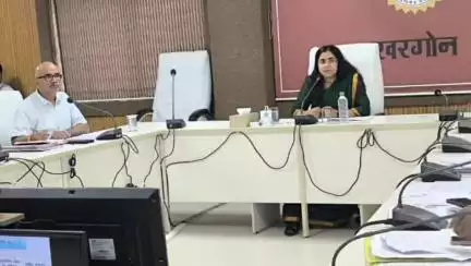 खरगौन: खरगोन DM कार्यालय में महिला एवं बाल विकास योजनाओं की समीक्षा बैठक, लक्ष्य पूरा न होने पर होगी जांच