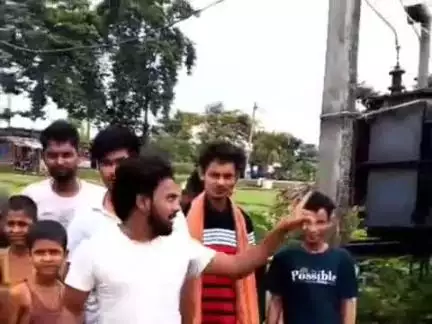 बहादुरगंज: लौचा पंचायत के वार्ड 8 में ट्रांसफार्मर खराब होने से बिजली बाधित, ग्रामीणों का प्रदर्शन