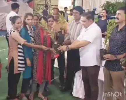 झाबुआ: झाबुआ में सामाजिक महासंघ ने शुरू किया पौधा वितरण महाअभियान, पुलिस अधीक्षक भी रहे मौजूद