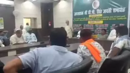 सीतापुर: नेहरू हॉल में किसान नेताओं ने स्वर्गीय पूर्व प्रधानमंत्री वीपी सिंह की जयंती मनाई