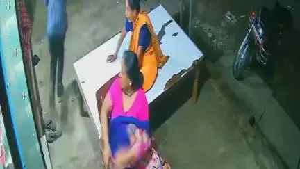 कैंपियरगंज: मोदीगंज तिराहे पर मेडिकल स्टोर के बाहर बैठी महिला से 2 बाइक सवार बदमाशों ने की चेन स्नैचिंग, घटना CCTV में कैद