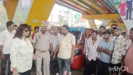 टूंडला: टूंडला चौराहे पर यातायात व्यवस्था को दुरुस्त करने के लिए तहसीलदार ने पार्किंग पर लगवाए बैनर