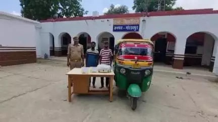 खजनी: टैम्पू में सवार शिक्षक से चालक समेत दो बदमाशों ने की मारपीट, छीने मोबाइल और ₹5000, सीकरीगंज पुलिस ने दोनों को दबोचा