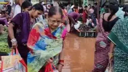 तिल्दा: नेवरा के साप्ताहिक बाजार में कीचड़ और गंदगी का आलम #jansamasaya
