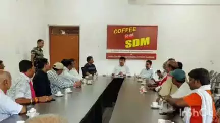 गढ़वा: "कॉफी विद एसडीएम" में गढ़वा बस स्टैंड की बेहतरी को लेकर हुई चर्चा