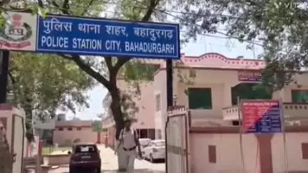 बहादुरगढ़: सेक्टर 9 चौकी पुलिस ने मोबाइल फोन व नकदी छीनने के मामले में दो आरोपियों को किया गिरफ्तार