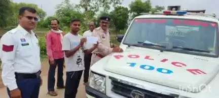 कुरूद: ग्राम कातलबोड़ में ग्रामीणों की शिकायत पर यातायात पुलिस ने 8 हाइवा वाहनों का किया चालान