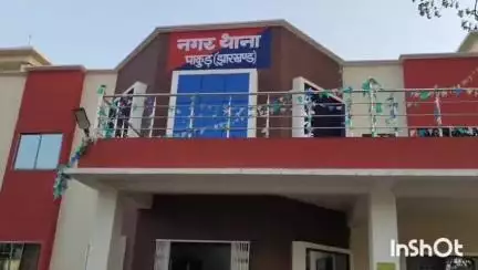 पाकुड़: नगर थाना पुलिस ने राजापाड़ा से एक युवक को लोहे का गेट चोरी करते हुए रंगे हाथों पकड़ा, न्यायिक हिरासत में भेजा