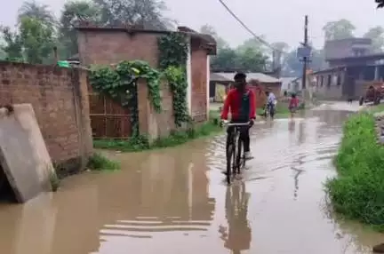 वारिसनगर: वारिसनगर के कमलाबाहा गांव में सड़कों पर जलजमाव से मलेरिया और डायरिया फैलने का खतरा