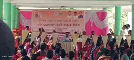 ତାଳଚେର ସଦର: ସମଲରେ ଶ୍ରମିକ ପଞ୍ଜିକରଣ ପତ୍ର ଓ ସହାୟତା ରାଶି ବଣ୍ଟନ